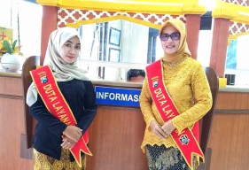 Hari Kartini, Polwan Sidoarjo Kenakan Kebaya di Pelayanan Samsat