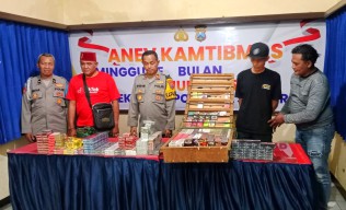 Puluhan Slop Rokok tanpa Cukai Diamankan Polisi di Pasar Krian Sidoarjo