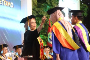 958 Lulusan Unitomo Surabaya Diwisuda, Ini Pesan Rektor