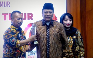 HPN 2025, Sambari Terima Penghargaan sebagai Bapak Pembangunan Gresik