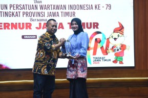 Wali Kota Kediri Vinanda Terima Penghargaan Tokoh Muda Pemberdaya Masyarakat