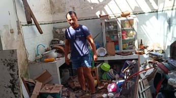 BLARR!! Rumah Nenek di Blitar Hancur Berantakan