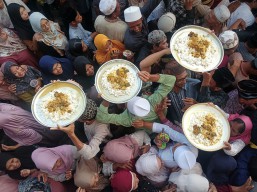 Melihat Tradisi Sego Lengser, Sajian Khas saat Haul Mbah Nyai Ambeng Gresik