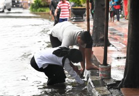 Mbak Vinanda Tinjau Banjir di Kota Kediri, Pungut Sampah Penutup Lubang Drainase