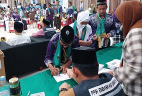 BRI Rajawali Surabaya Serahkan Living Cost Embarkasi Surabaya
