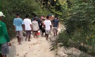 Akses Jalan Rusak, Ibu Muda di Bojonegoro Ditandu 6 Kilo Usai Melahirkan
