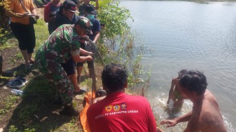 Mayat Pria Tanpa Busana Ditemukan Mengapung di Tambak Menganti Gresik