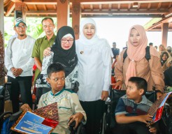Gubernur Khofifah Serahkan Bansos dan BKK Desa Rp4,76 Miliar di Ponorogo