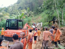 BPBD Jatim Buka Akses Jalan Longsor Trenggalek