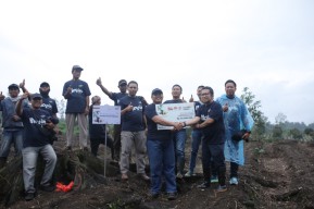 Bank Mandiri Taspen Tanam 450 Bibit Alpukat di Banyuwangi