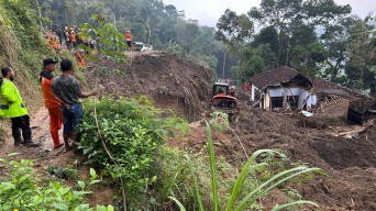 Hari ke-6 Petugas Tambah Alat Berat Pencarian Korban Longsor Trenggalek
