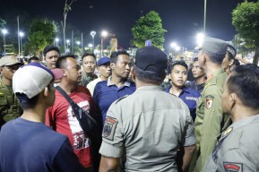 Satpol PP Jember Tertibkan PKL di Alun-alun, Pedagang Ajukan Mediasi