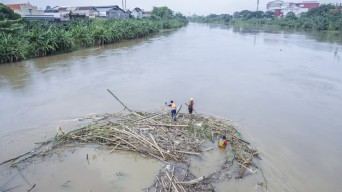Tumpukan Sampah Ancam Jembatan Lama Kota Kediri