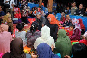 Khofifah Sambangi Pengungsian Longsor Trenggalek, Janji Bangun Rumah untuk Korban