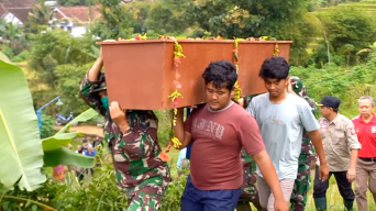 Dua Korban longsor Trenggalek Dimakamkan Satu Liang Kubur