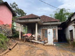 Banjir Bandang Terjang Mojo Kediri, Lansia dan 11 Kambing Dilaporkan Hilang