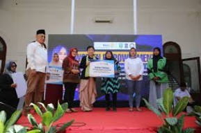Pemkot - Rotary Club Surabaya Berikan Bantuan untuk Para Ojol dan Pelaku UMKM