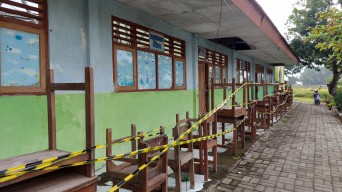 Potret Sekolah Rusak di Lamongan, Siswa Belajar di Musala