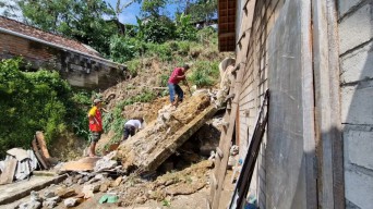 Satu Keluarga di Sooko Ponorogo Selamat usai Rumahnya Diterjang Longsor