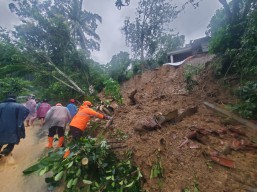 Longsor Terjang Pemukiman Warga di Trenggalek, 6 Dilaporkan Hilang