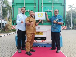 Bupati Gresik Lepas Ekspor Perdana Pakan Ternak, Bukti UMKM Mampu Tembus Pasar Global