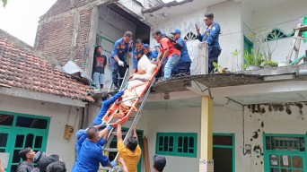 Damkar Tulungagung Evakuasi Jenazah dari Lantai 2 Rumah Warga yang Sempit