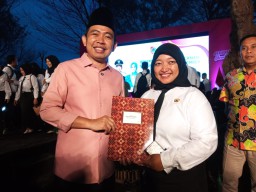 100 Hari Kerja Bupati Fawait, Serahkan Ribuan SK PPPK di Pantai Watu Ulo Jember