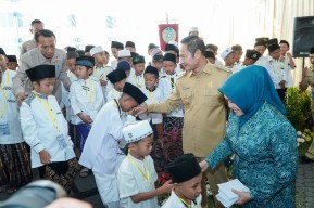 Keceriaan Anak-anak dalam Khitan Massal Pemkab Lamongan, Bertabur Hadiah