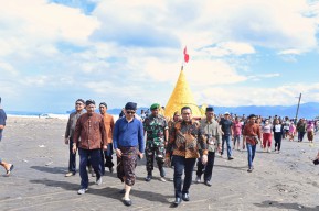 Melihat Labuh Laut di Pantai Konang Trenggalek, Sedekah para Nelayan