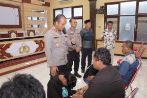 Pendekatan Humanis Polres Lamongan Tangani Aksi Konvoi Para Pendekar