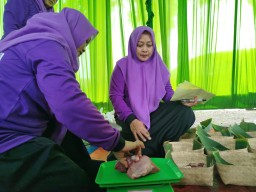 DPC PKB Ponorogo Bagikan Daging Kurban dengan Besek, Wujud Peduli Lingkungan