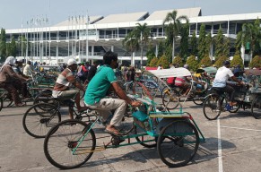 Petrokimia Gresik Beri Santunan Ratusan Abang Becak