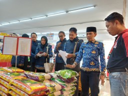 Satgas Pangan Lamongan Temukan Beras Premium Oplosan saat Sidak Toko Modern
