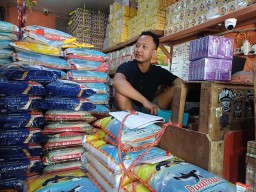 Isu Beras Premium Oplosan Berdampak ke Penjualan di Pasar Lamongan