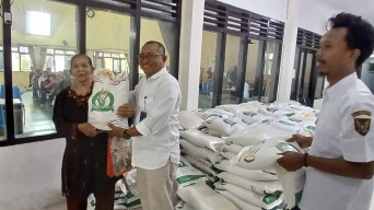 Bulog Kediri Salurkan Bantuan Pangan Beras 5 Juta Kilogram
