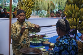 Melihat tradisi Jamasan Tombak Kyai Upas di Tulungagung