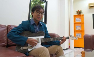 Mahasiswa Ubaya Ciptakan Gitar Listrik Unik dari Kardus