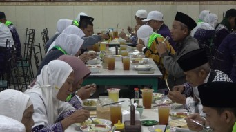 Tradisi Makan Soto Sambut Kepulangan Jemaah Haji Lamongan