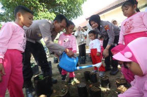 Keseruan Anak-anak TK di Kediri, Menanam dan Beri Makan Ikan dalam Peringatan HAN