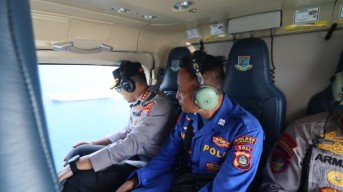 Polda Jatim Gunakan Helikopter Cari Korban Tenggelam KMP Tunu Pratama Jaya di Selat Bali