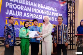 Lita Machfud Arifin Salurkan Beasiswa PIP Untuk Siswa Surabaya-Sidoarjo