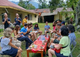 Wisatawan Asal Spanyol Nikmati Musik Patrol di Jember dan Keliling Kebun Karet