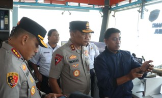 Kapolda Jatim Pantau Pencarian Korban KMP Tunu Pratama Jaya, Kerahkan Peralatan Lengkap