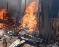 Rumah dan Gudang di Surabaya Terbakar, Asap Mengepul Tinggi
