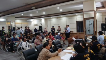 Khofifah Gratiskan Pengobatan di RS Pemprov Jatim Bagi Korban KMP Tunu Pratama Jaya
