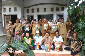 Mas Dhito Salurkan Ribuan Kilogram Benih Jagung dan Padi, Ringankan Beban Petani