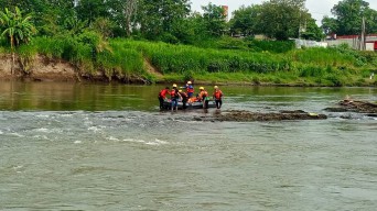 Jenazah Perempuan Kenakan Baju Tidur Mengapung di Sungai Brantas Tulungagung