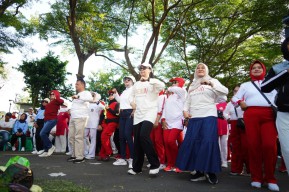 Senam Bersama Ratusan Lansia, Mbak Cicha: Supaya Tetap Bugar di Usia Senja