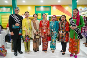 Puncak HUT Dekranas ke-45, Mbak Cicha Kenakan Pakaian Motif Khas Kabupaten Kediri