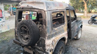 Kebakaran Mobil Jeep di Bakalrejo Lamongan Hebohkan Warga